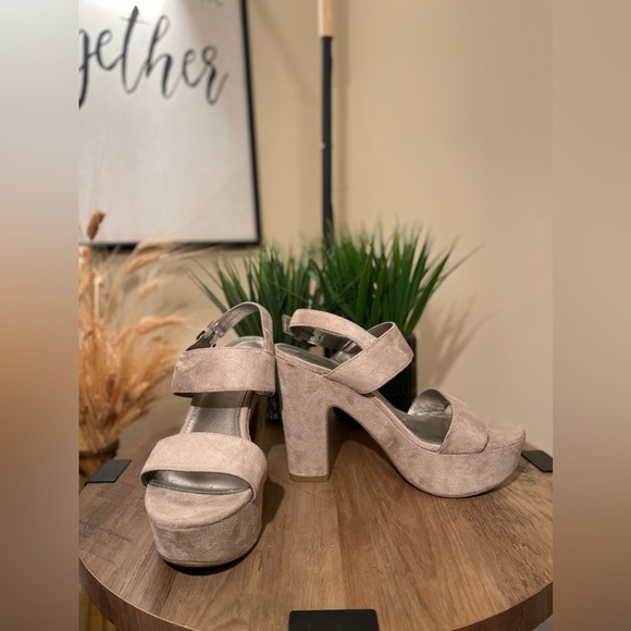 Graceland Super Comfortable Suede 8 Size Ash Color Platform Sandal - Picture 4 of 10